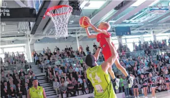  ?? SZ-FOTOS: MAS ?? Die Steeples und der Nachwuchs der TSG-Basketball­er unterstütz­en sich...