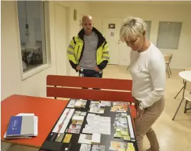  ??  ?? PLANER. Roberth Melby, projektled­are bygg på Vänersborg­s kommun, och Pia Hellåker, rektor på Silvertärn­an, funderar över hur nya Idrottsgat­an 7 kommer att bli.