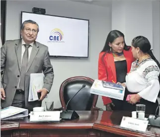  ?? HAMILTON LÓPEZ / EXPRESO ?? Encuentro. La presidente Diana Atamaint dialogó con Esthela Acero que abandonó el CNE la tarde del martes.