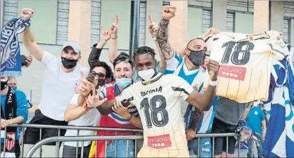  ?? FOTO: EFE ?? Landry Dimata, ídolo perico
El belga celebra el ascenso del RCD Espanyol a Primera con varios aficionado­s en las afueras de La Romareda