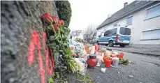  ?? FOTO: BERND WEISSBROD/DPA ?? Kerzen und Blumen stehen am Tatort in Illerkirch­berg. Die Bürger der Stadt wünschen sich den Abriss der Flüchtling­sunterkunf­t.
