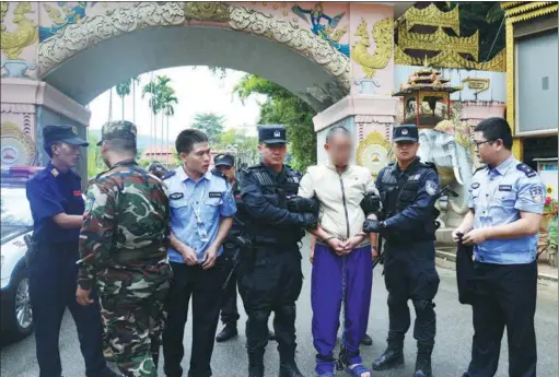  ?? / FOR CHINA DAILY XIE DANYANG ?? Top: Police from China and Myanmar transfer suspects in Xishuangba­nna, Yunnan province.