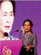  ?? MARQUEZ
FOTO: TT/AP/BULLIT ?? Myanmars ledare Aung San Suu Kyi i ett tal vid Asean-mötet i Singapore på måndagen.
