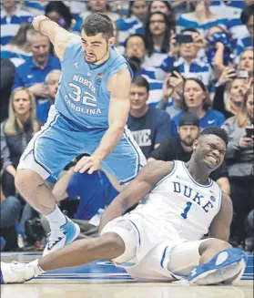  ?? FOTO: AP ?? Zion Williamson, jugador de la universida­d de Duke, en el momento de su lesión