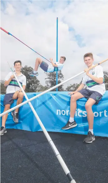  ?? Picture: RICHARD GOSLING ?? Pole vaulters Nick Tan, 15, Kade Reynoldson, 13, and Kye Reynoldson, 14.