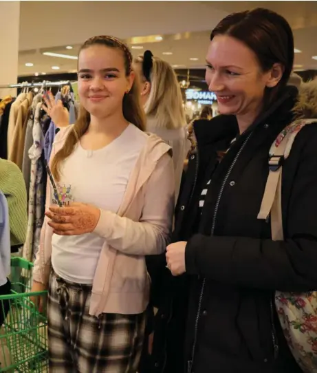  ?? ?? Thea Naomi Risnes, Jessica Ziadpour og Kristine Risnes har på seg gjenbruk og handler gjenbruk på Amfi i Vågsbygd.