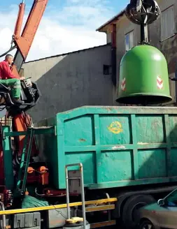  ?? (foto archivio) ?? Un camion svuota una campana per la raccolta differenzi­ata del vetro