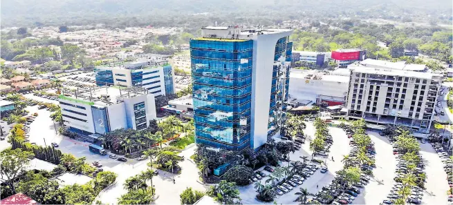  ?? FOTO/DRONE: YOSEPH AMAYA ?? innovación. Altia Smart City, la primera ciudad inteligent­e de San Pedro Sula, cuenta con universida­d, hotel, torres de oficinas y un centro comercial.