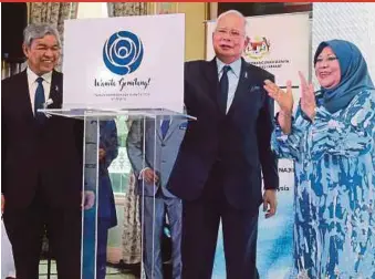  ?? PICBY MOHD FADLI HAMZAH ?? Prime Minister Datuk Seri Najib Razak launching the logo and branding for the 2018 Women Empowermen­t Year at Perdana Putra in Putrajaya yesterday. With him are Deputy Prime Minister Datuk Seri Dr Ahmad Zahid Hamidi and Women, Family and Community...