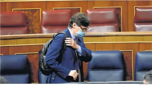  ?? BERNADO DÍAZ / EP ?? El ministro de Sanidad, Salvador Illa, durante la sesión plenaria celebrada ayer en el Congreso de los Diputados.