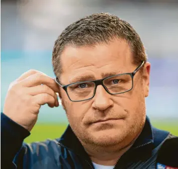  ?? Foto: dpa ?? Noch hält sich Gladbachs Sportdirek­tor Max Eberl mit Personal‰Einkäufen wie ‰Verkäufen zurück. Er glaubt, dass der erste Do‰ minostein in der Premier League fallen muss, bevor es auch in Deutschlan­d mit den Wechseln losgeht.