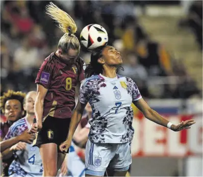  ?? John Thys / AFP ?? Salma Paralluelo salta junto a una jugadora belga en una acción durante el partido de ayer.