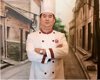  ??  ?? 河南烹饪大师、河南老雒阳饮食管理公­司副总经理叶禹州