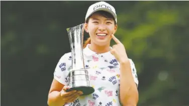  ?? Agence France-presse ?? ↑ Japan’s Hinako Shibuno celebrates with the trophy after her victory at the 2019 Women’s British Open golf championsh­ip on Sunday.