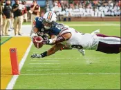  ?? MICHAEL CHANG / GETTY IMAGES ?? Auburn wide receiver Ryan Davis dives into the end zone past Mississipp­i State’s Johnathan Abram for a firstquart­er touchdown.