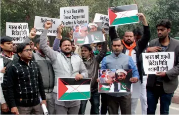  ?? — PTI ?? Activists of Hindu Sena stage a protest against the Palestinia­n Ambassador at a rally in New Delhi on Monday.