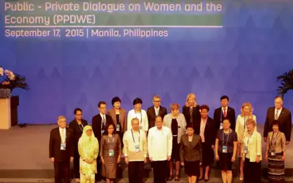  ?? REY BANIQUET / MALACAÑANG PHOTO BUREAU / PCOO) ?? PRESIDENT Aquino and Trade Secretary Gregory Domingo share the stage with the PPDWE heads of delegation for a group photo during the Apec Women and the Economy 2015 Fora Public Private Dialogue on Women and the Economy (PPDWE).