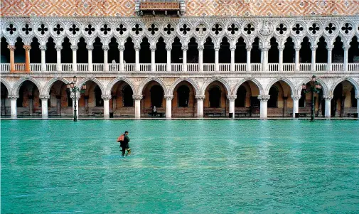  ??  ?? Uno foto del 2002 di acqua alta a Venezia di Fulvio Roiter (1926-2016) © Fondazione Fulvio Roiter. Al fotografo è dedicata una mostra (fino al 24 febbraio) al Palazzo Ducale di Genova