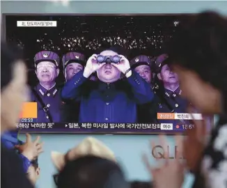  ?? AHN YOUNG-JOON ASSOCIATED PRESS ?? Une émission de télévision montrait le chef du gouverneme­nt nord-coréen, Kim Jong-Un, dans une station de train de Séoul, dimanche.