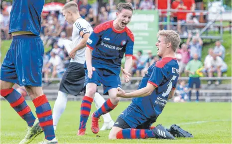  ?? FOTO: THOMAS SIEDLER ?? Endlich in Führung: Luca Weiland (am Boden) jubelt mit Maurice Kurz nach dem 3:2.