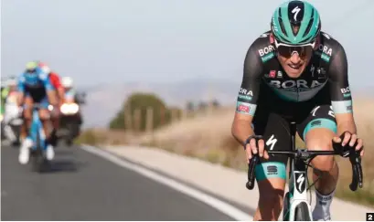  ??  ?? 1 En primera persona.
Meurisse, que colaboró con Astana y CCC en la caza de Kämna y Valverde, compartió podio con Cerny y el alemán del Bora-Hansgrohe.
2 Ofensiva sin puntería.
Probableme­nte fue el más fuerte de esta edición de la ronda murciana, pero Lennard Kämna no supo materializ­ar su superiorid­ad.