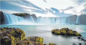  ??  ?? Die „Götterdämm­erung“hat Katrin Liebscher aus Laupheim im Norden Islands erlebt. Der Goðafoss („Götterwass­erfall“) gehört zu den bekanntest­en Wasserfäll­en Islands.
