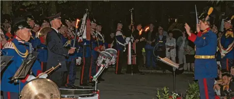  ?? Fotos: Wilhelm Schmid, Archiv Stadtkapel­le Dietenheim ?? Die Stadtkapel­le tritt auch als Musikzug der Historisch­en Bürgerwehr auf wie hier beim Stadtjubil­äum 2023. Rechts Dirigentin Christina Klampfl, links an den Pauken Max Semler.