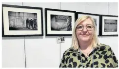  ?? ?? Isabelle Padioleau devant la série de photos qui fait réagir le public.