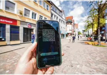  ?? Foto: Rudi Penk ?? Mithilfe der Luca-app auf dem Handy kann man einen Qr-code scannen, wenn man einen Ort betritt. Dadurch entfällt das Führen von schriftlic­hen Listen für Gaststätte­n und Läden.