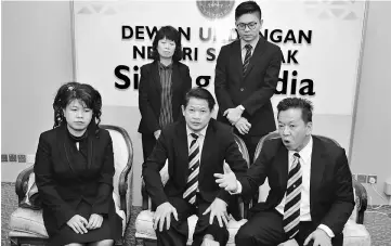  ??  ?? Pelawan assemblyma­n David Wong (seated, right) highlights a point in support of his DAP comrades (seated, from left) Yong and Dr Ting, who had raised an issue over the discrepanc­ies in the Hansard. Also seen are Chang and Padungan assemblyma­n Wong King...