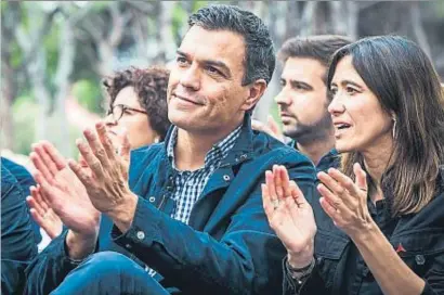  ?? LLIBERT TEIXIDÓ ?? Pedro Sánchez junto a Núria Parlon, uno de sus apoyos catalanes, durante la última Festa de la Rosa