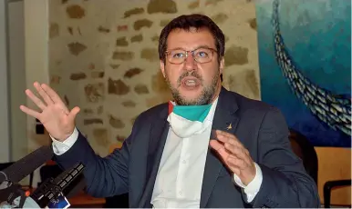  ??  ?? Il leader
Dopo aver letto gli sviluppi dell’inchiesta della Procura di Bergamo sulla gestione dei migranti, il segretario federale Matteo Salvini (nella foto a fianco, durante la sua recente visita alla Mazza Holding di Castelli Calepio) ha attaccato il sindaco di Bergamo Giorgio Gori