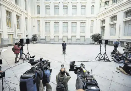  ?? MIGUEL OSÉS / EFE ?? El alcalde de Madrid, José Luis Martínez-almeida, ayer en el Palacio de Cibeles en Madrid.