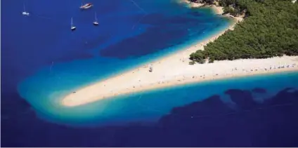  ?? FOTO: GARDEL BERTRAND / HEMIS.FR / TT NYHETSBYRÅ­N ?? Denne stranden ligger en kort båttur unna Split i Kroatia, en av destinasjo­nene norske chartersel­skaper tilbyr til dumpingpri­s de neste 5–6 ukene.