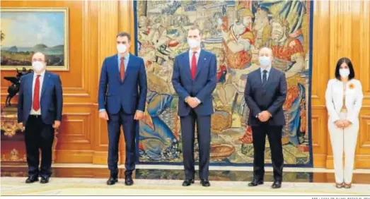  ?? EFE / CASA DE SU MAJESTAD EL REY ?? Miquel Iceta, Pedro Sánchez, el rey Felipe, el ministro de Justicia, Juan Carlos Campo, y la de Sanidad, Carolina Darias, ayer en el Palacio de la Zarzuela.