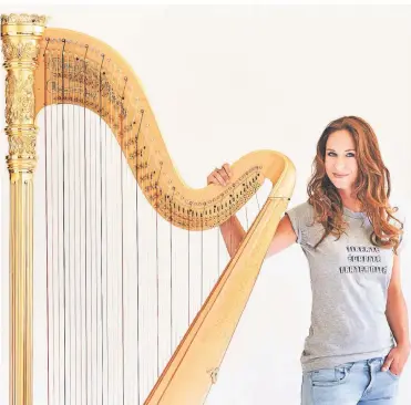  ?? FOTO: KAUPO KIKKAS ?? Jasmin-Isabel Kühne und das Instrument ihrer Wahl. Sie stand schon mit Peter Maffay auf der Bühne, ist inzwischen unter anderem eine gefragte Harfenisti­n bei großen Radio-Orchestern.