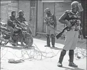  ?? AFP ?? ■ Paramilita­ry troopers stand guard during a shutdown in Srinagar on Thursday.