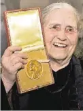  ??  ?? Doris Lessing 2007 mit dem Literaturn­obelpreis: Sie war die erst elfte Frau, die mit dieser Auszeichnu­ng geehrt wurde.