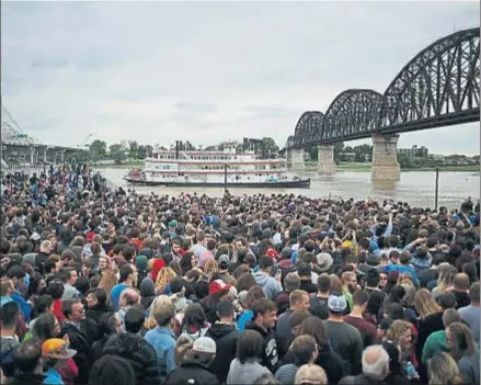  ?? LUKE SHARRETT / BLOOMBERG ?? El barco The Belle of Louisville pasa junto a un mitin de Bernie Sanders en Louisville (Kentucky)