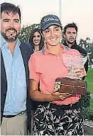  ??  ?? Ella feliz. Muguruza con el trofeo por el triunfo que consiguió.