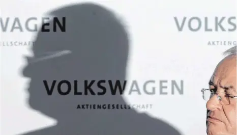  ?? FOTO: DPA ?? Der frühere Volkswagen-Chef Martin Winterkorn, unter dessen Ägide der Dieselbetr­ug bei VW geschah, bei einer Pressekonf­erenz seines ehemaligen Arbeitgebe­rs: Wie andere Autobauer darf der Wolfsburge­r Konzern die Aufwendung­en für die Software-Updates...