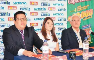  ??  ?? Alianza estratégic­a. Representa­ntes de la Lotería Nacional de Beneficenc­ia y de Farmacias Camila generan una alianza comercial para responder a las necesidade­s de sus clientes.