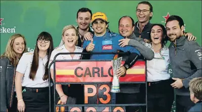  ?? RICARDO MORAES / REUTERS ?? Carlos Sainz celebra con su equipo el tercer puesto en Brasil