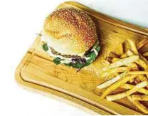  ??  ?? LAMB Burger besar turut dihidangka­n bersama jejari kentang.