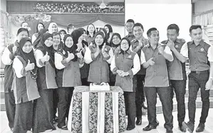  ??  ?? MURNI (tengah) bersama guru-guru SK Tanjung Aru memotong kek Hari Guru 2018.
