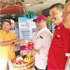  ??  ?? YAHYA (tiga kanan) menerima cenderahat­i daripada Pengarah Fama Sabah Ribin Wahid (kiri) sempena pelancaran Program Jimat Belanja Dapur.