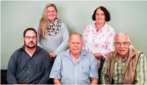  ??  ?? Louis Hough (middel, voor), Tira-fasiliteer­der, saam met Arbeidsbed­iening se span traumabera­ders, van links: De Mist van Zyl, Odile de Kock, Elphia Watson en Floors Meyer.