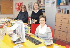  ?? SZ-FOTO: DKD ?? Marianne Schneider (Mitte) ist mit dem vergangene­n Jahr und der Entwicklun­g der Stadtbüche­rei zufrieden.