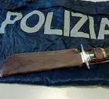  ??  ?? Aggression­e al bar A sinistra le volanti della Polizia davanti al Mokita di San Zeno; a destra il coltellacc­io usato dall’aggressore