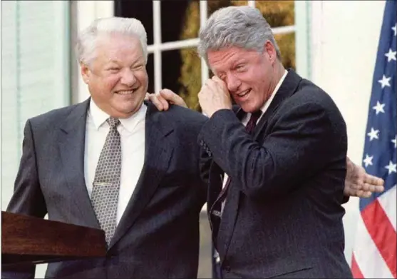  ?? FOTO: RICK WILKING, REUTERS/NTB SCANPIX ?? Bill Clinton tørker vekk en lattertåre etter en kommentar fra Boris Jeltsin under en pressekonf­eranse i New York i oktober 1995.